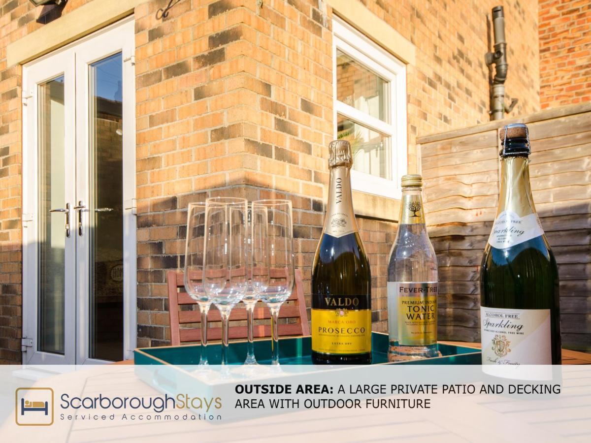 Hibernia Place, 3 Bedroom Townhouse With Patio & Seating Area - Free Parking Scarborough Buitenkant foto