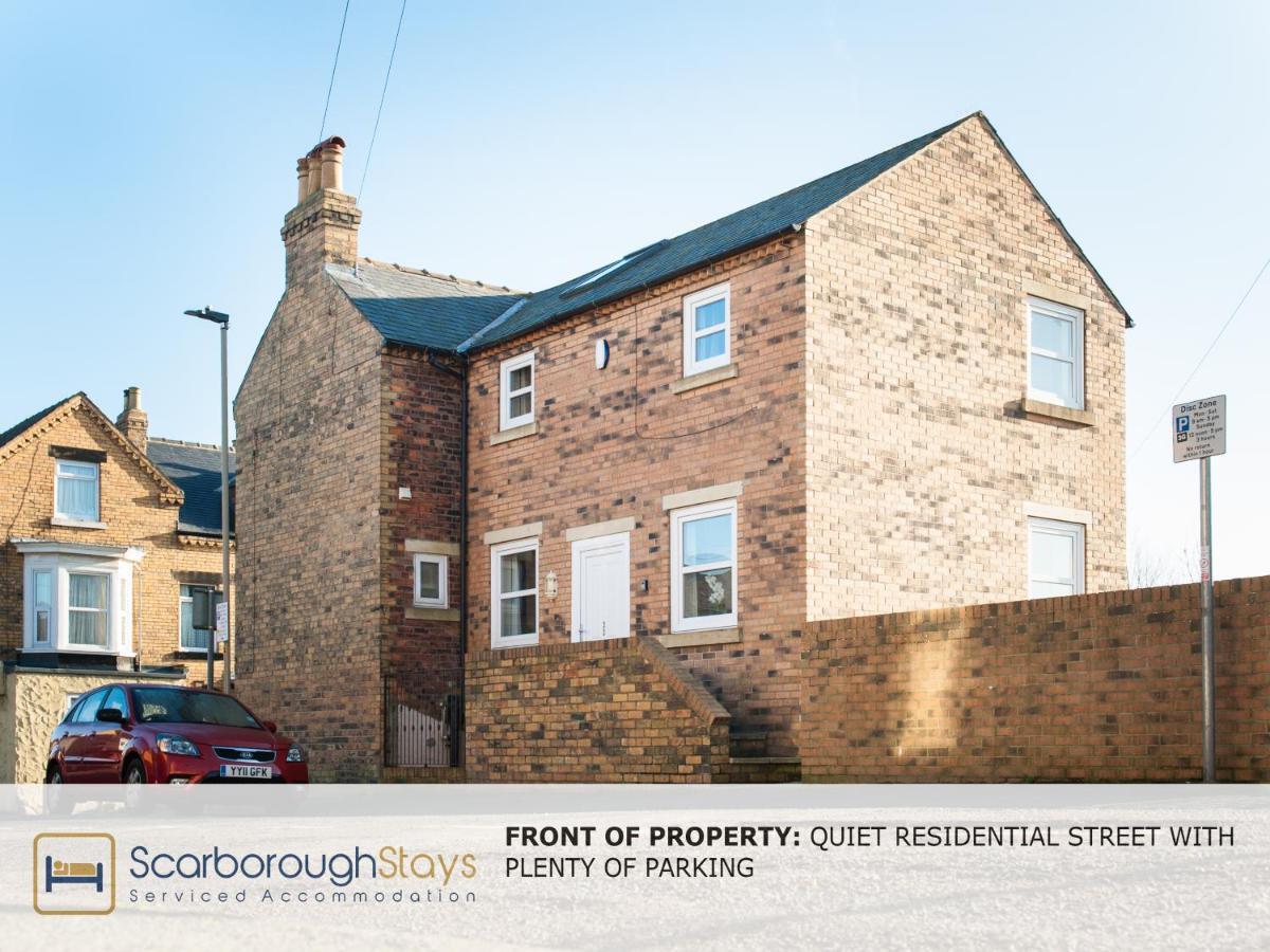 Hibernia Place, 3 Bedroom Townhouse With Patio & Seating Area - Free Parking Scarborough Buitenkant foto