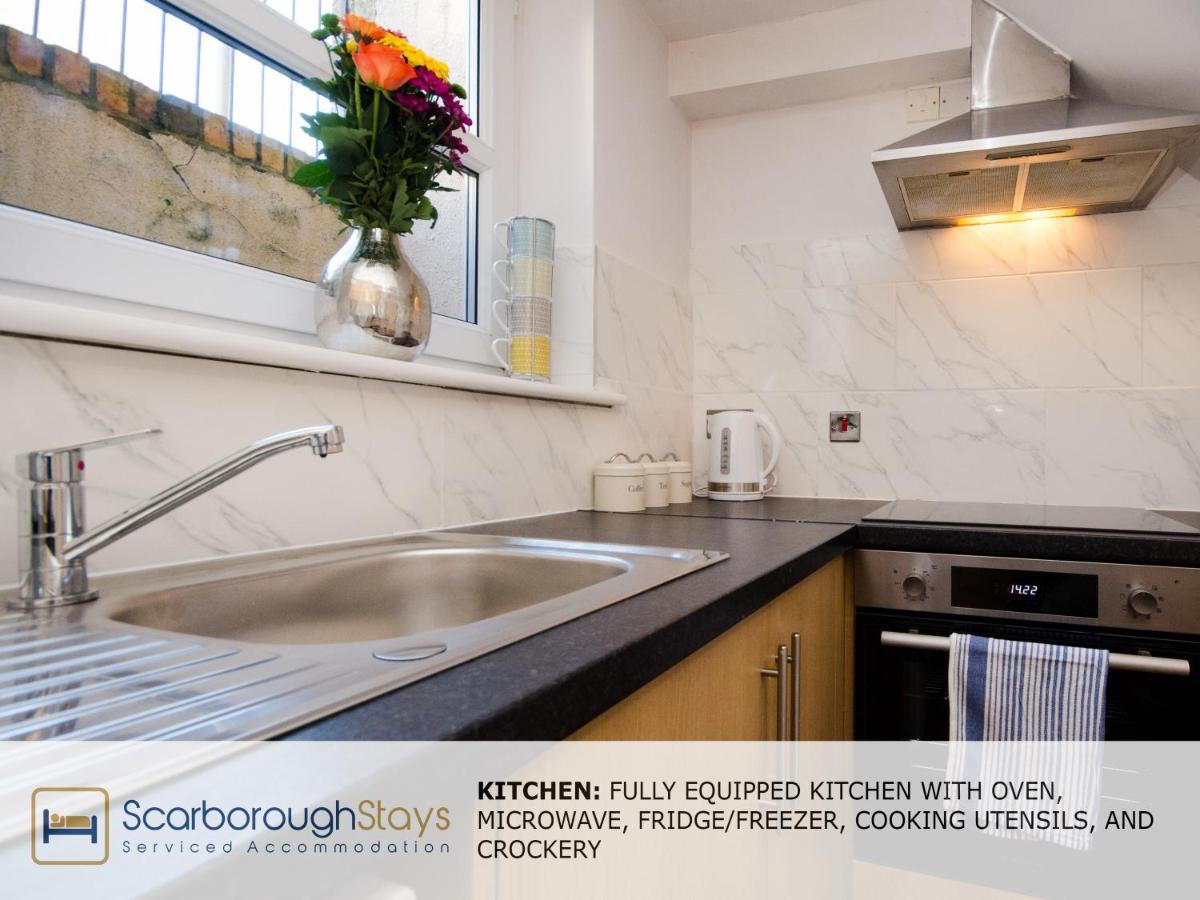 Hibernia Place, 3 Bedroom Townhouse With Patio & Seating Area - Free Parking Scarborough Buitenkant foto