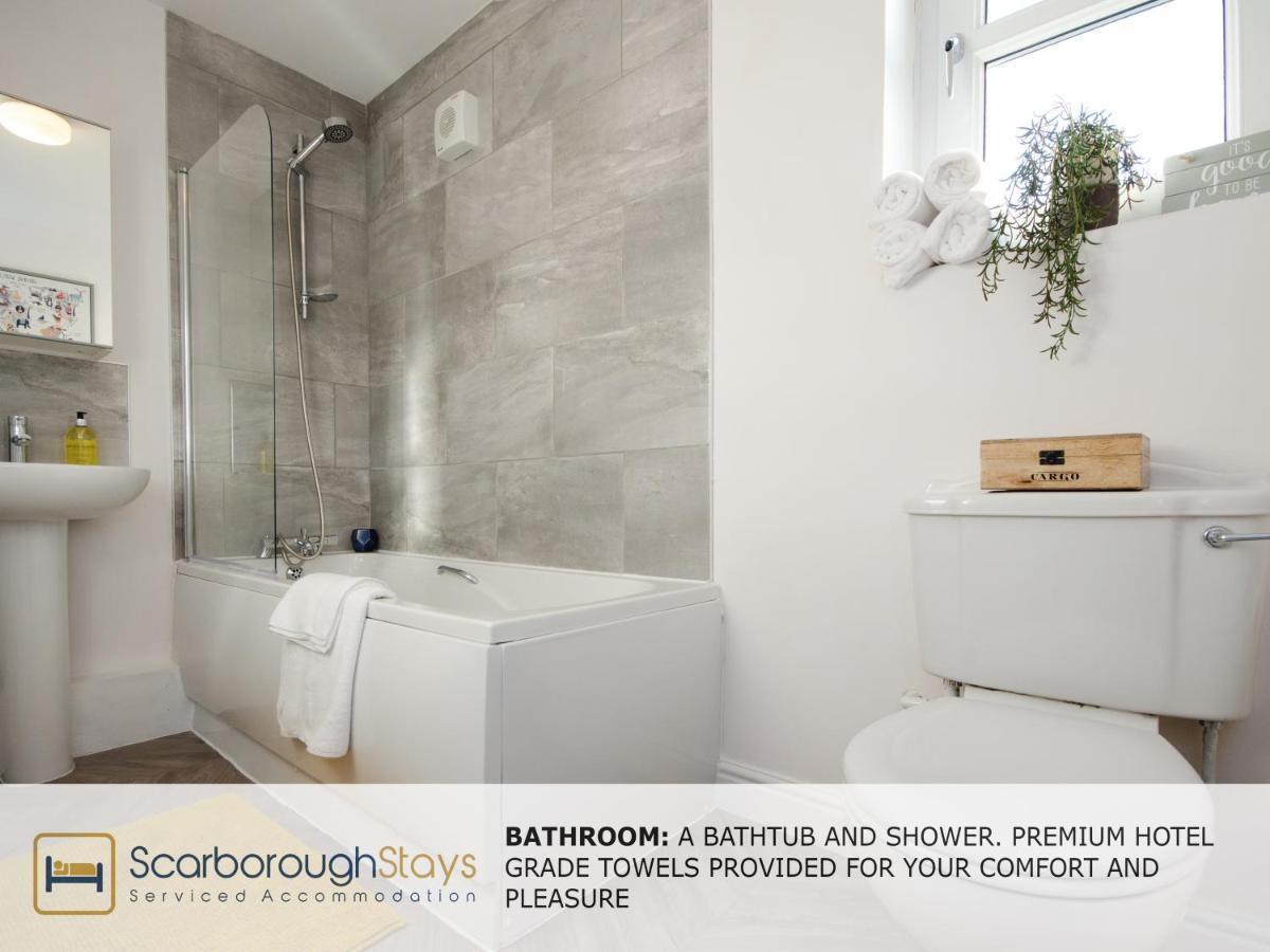 Hibernia Place, 3 Bedroom Townhouse With Patio & Seating Area - Free Parking Scarborough Buitenkant foto