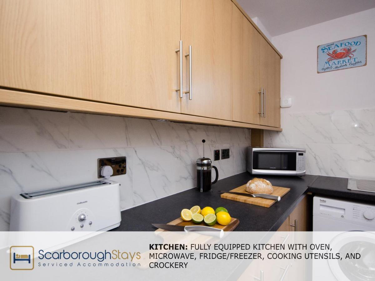 Hibernia Place, 3 Bedroom Townhouse With Patio & Seating Area - Free Parking Scarborough Buitenkant foto